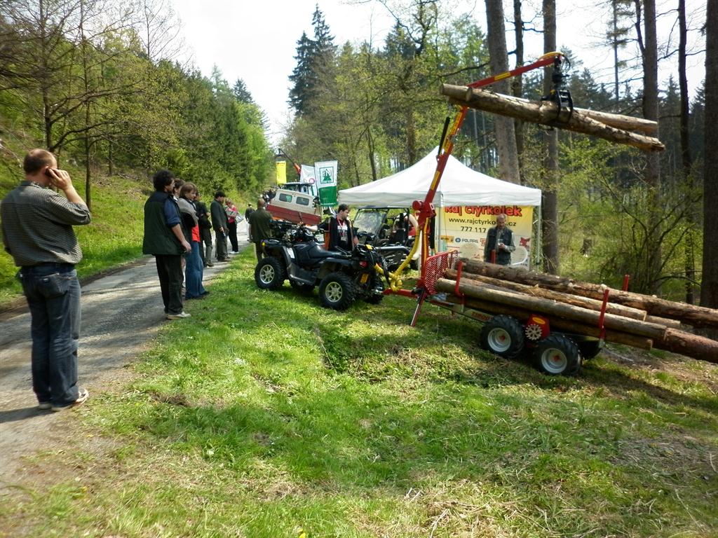 Předvádění vyvážečky Kranman na akci v lese, přívěs s hydraulickou rukou nakládá dřevo