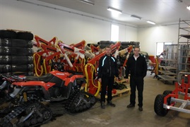 Dva muži v hale u čtyřkolky a vyvážecích přívěsů Kranman