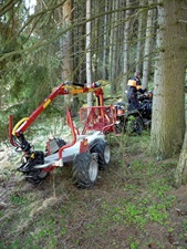 Vyvážecí přívěs Kranman s hydraulickou rukou v zimním lese