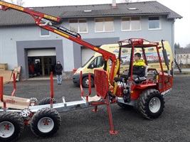 Vyvážecí souprava Kranman s hydraulickou rukou před budovou